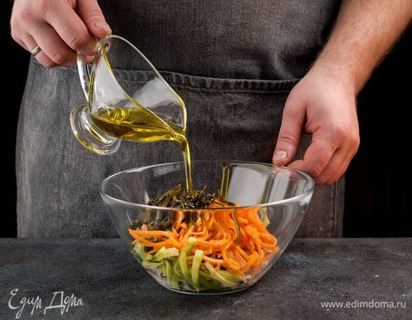 Добавьте специи по вкусу, заправьте оливковым маслом и посыпьте кунжутом.