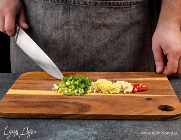 Имбирь, чили, чеснок, лук мелко нарубить.