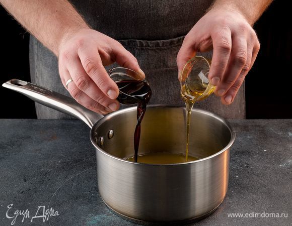 Приготовьте маринад. Для этого в небольшой кастрюле смешайте соевый соус, апельсиновый сок и мед.