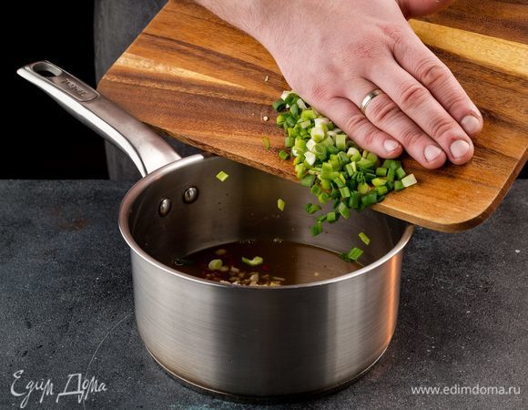Смешайте маринад и нарубленные имбирь, чили, чеснок, лук, подогрейте 2 мин.