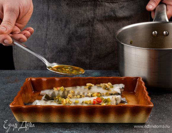 Выложите рыбу в глубокую емкость и залейте частью маринада. Поставьте рыбу на час в холодильник. Когда рыба промаринуется, разогрейте духовку до 250°С. Рыбу выложите в форму и запекайте 15 минут.