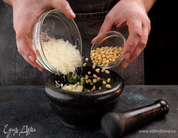 Приготовьте песто. Смешайте в ступке базилик, три зубчика чеснока, кедровые орешки, тертый пармезан, три столовые ложки оливкового масла.