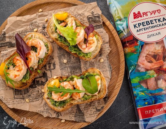 На каждый ломтик хлеба намажьте соус песто. Выложите сверху на ломтики поджаренные креветки. Аппетитная закуска готова. Угощайтесь!