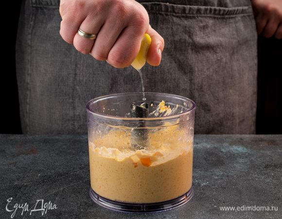 Добавьте в паштет по вкусу лимонный сок и специи. 