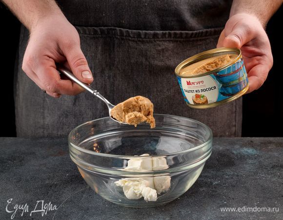 Паштет из лосося ТМ «Магуро» смешайте со сливочным сыром.