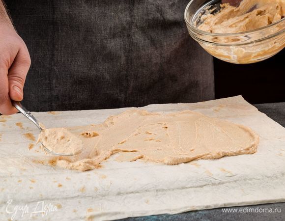 Разверните лаваш, смажьте его паштетом, посыпьте специями по вкусу.