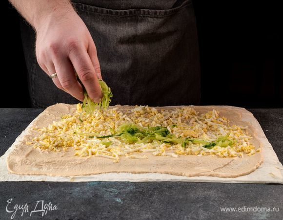 Далее посыпьте тертым яйцом. Следующим слоем посыпьте тертым огурцом.