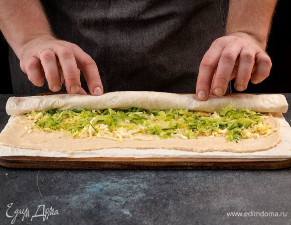 Сверните лаваш с начинкой в плотный рулет. Оберните рулет пищевой пленкой и положите в холодильник минимум на 2 часа. Рулет должен пропитаться начинкой и держать форму.