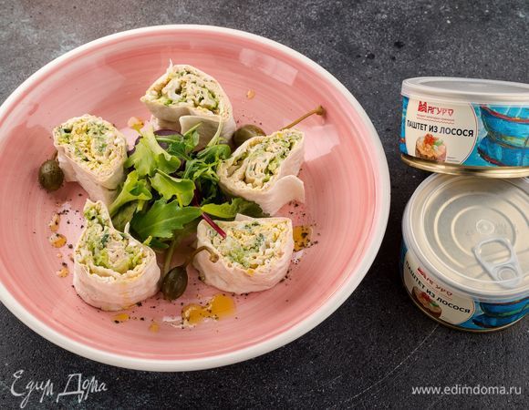 Нарежьте рулет порционно и подавайте к столу. Такая легкая закуска придется вам по вкусу. Приятного аппетита!