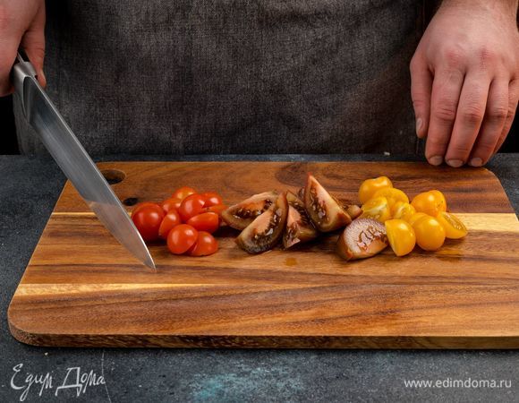 Помидоры черри нарезать на 4 части, а помидор кумато — на дольки. 