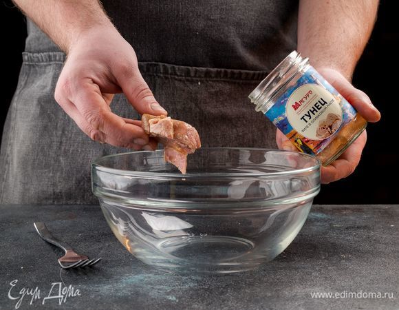 Приготовьте заправку. Для этого разомните 1/3 тунца вилкой.
