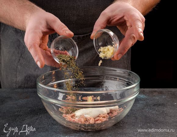  Соедините со сметаной, лимонным соком и рубленым чесноком. Взбейте соус блендером. Добавьте по вкусу итальянские сушеные травы и перец.