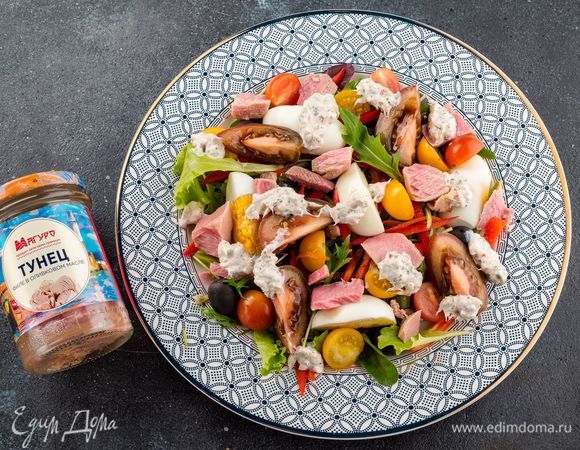 Полейте салат заправкой и подавайте к столу. Приятного аппетита!