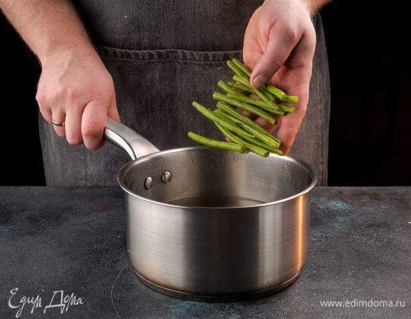 Отварите зеленую стручковую фасоль в течение 3 минут. Далее залейте холодной водой. Остывшую фасоль обсушите.