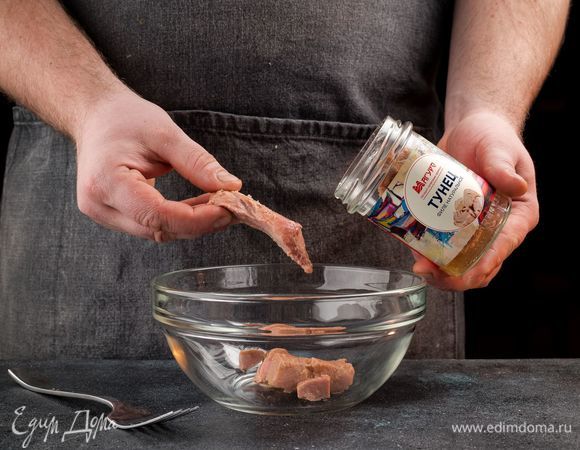 Консервированного тунца ТМ «Магуро» разомните вилкой на небольшие кусочки.