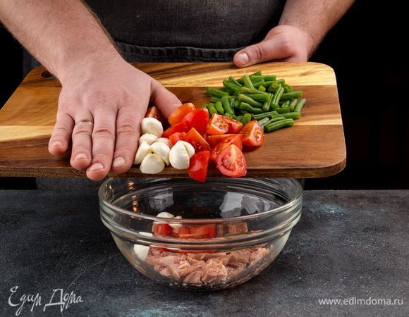 В салатнике смешайте фасоль, помидоры, тунца и шарики моцареллы.