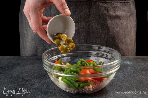 Добавьте оливки в салат.