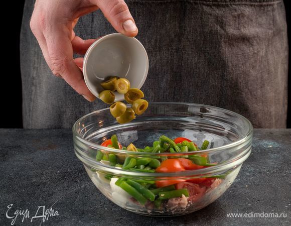 Добавьте оливки в салат.