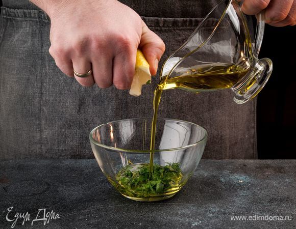 Приготовьте заправку. Для этого смешайте оливковое масло, лимонный сок, щепотку перца и рубленую петрушку.