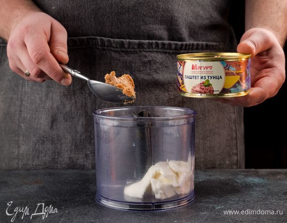 Положите в блендер творожный сыр и паштет из тунца ТМ «Магуро».