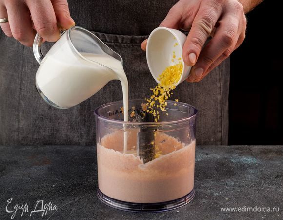 Добавьте лимонную цедру и йогурт. Взбейте все до однородной текстуры.