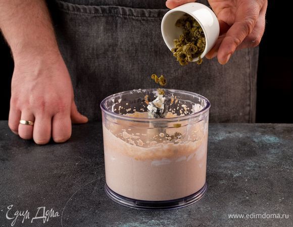 Мелко нарежьте каперсы. Добавьте каперсы к массе, по вкусу добавьте черный молотый перец.