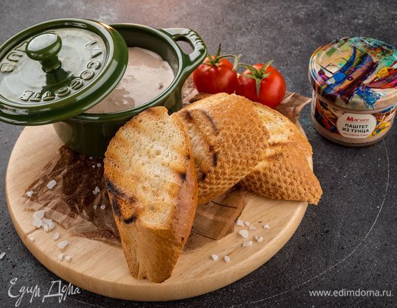 На каждый ломтик багета выложите немного крем-паштета и украсьте зеленью. Приятного аппетита!