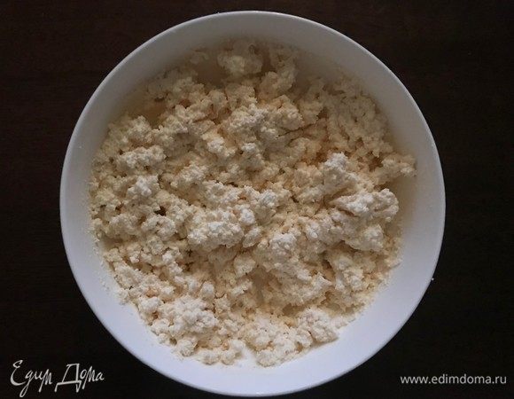 В отдельную миску выложить творог. Добавляем желтки, сахар, манную крупу, ванильный сахар и 100 г детского творожка. Перемешиваем до однородной массы.