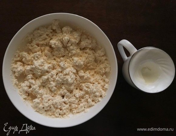 Охлажденные белки взбиваем до стойкой пены. Включаем духовку на 180°С.