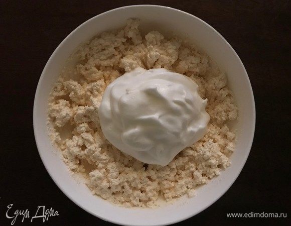 Вводим белки и аккуратно перемешиваем лопаткой.