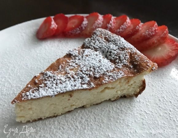 Перед подачей можно посыпать запеканку сахарной пудрой или корицей.