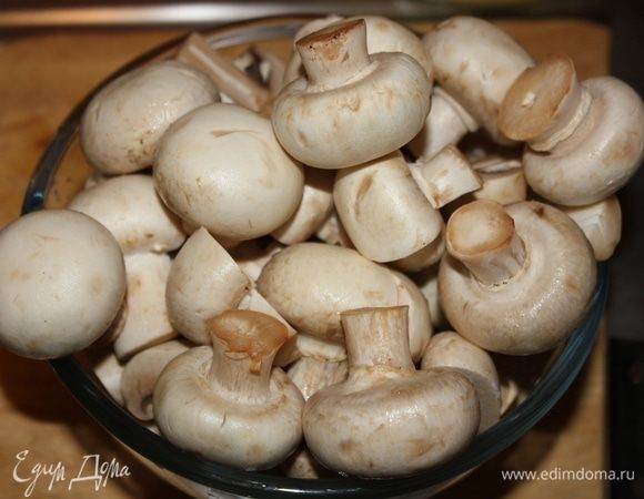Промыть грибы, те, которые чуть крупнее средних, разрезать пополам.