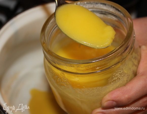 В кастрюлю выложить 180 г топленого сливочного масла, подогреть.