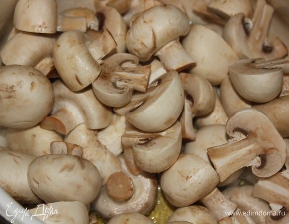 Выложить грибы в кастрюлю с маслом, накрыть крышкой и томить в течение 25-30 минут на маленьком огне, периодически помешивая.