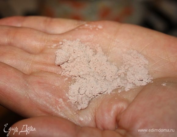 Через некоторое время добавить гималайскую соль. Она называется черная гималайская соль, хотя по цвету розовая. И имеет очень необычный характерный запах сероводорода.