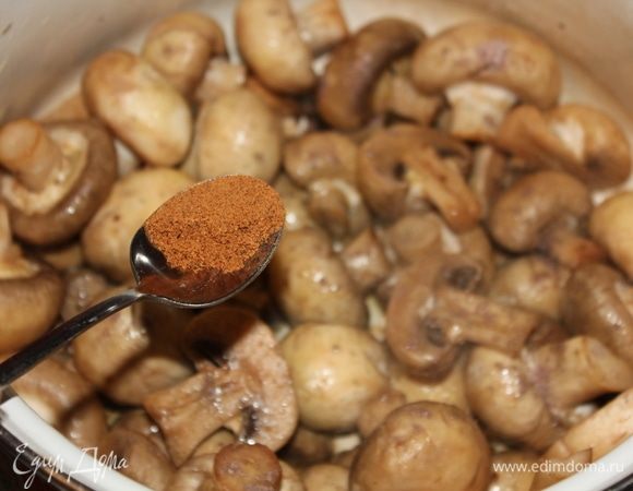 Следом добавить специи. Чуть больше 1/2 ч. л. грам масалы и чуть больше 1/2 ч. л. молотого мускатного ореха. 