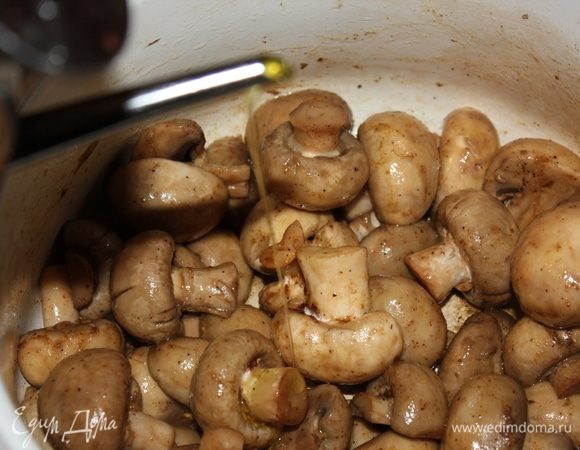 Также влить 1,5-2 ст. л. оливкового масла, все перемешать, снова накрыть крышкой и продолжать томить.