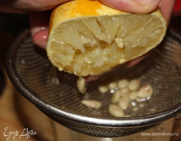 Выжать через ситечко сок 1/2 лимона.