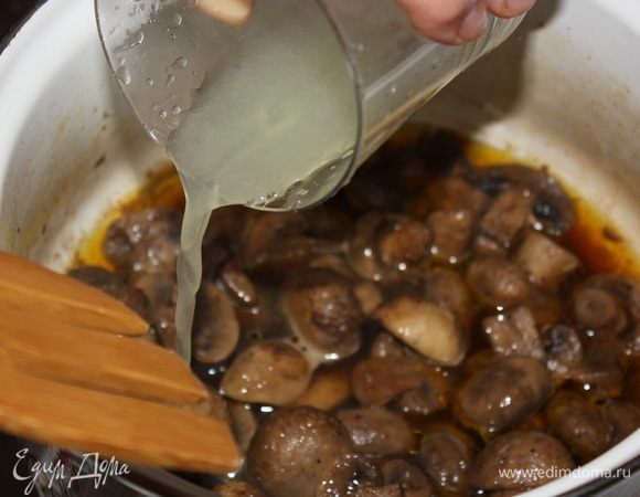 По истечении 30 минут влить лимонный сок, перемешать. Смесь должна немного посветлеть. Выключить огонь, отставить, накрыв крышкой.