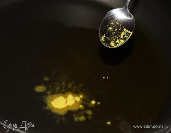 Следом начинать выкладывать специи на разогретое масло. На фото специя асафетида — является специей азиатской кухни и заменяет в блюдах лук и чеснок. Абсолютно растительного происхождения, обладает характерным запахом лука с чесноком. 