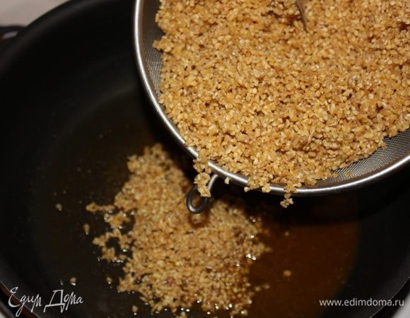 Следом в эти специи выкладываем промытую крупу.