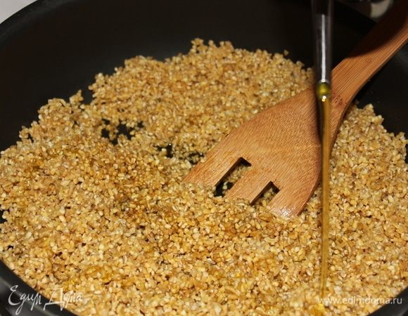 Добавить 2 ст. л. оливкового масла Extra Virgin и, постоянно помешивая, поджарить до слабо-золотистой корочки.
