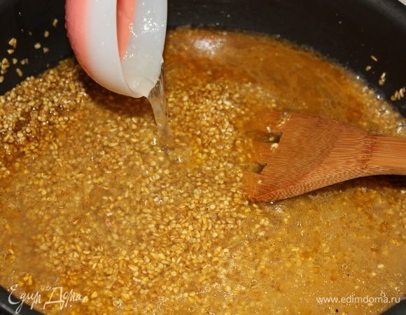 Посолить, если бульон не соленый. Варить, постоянно помешивая, в течение 20-30 минут.