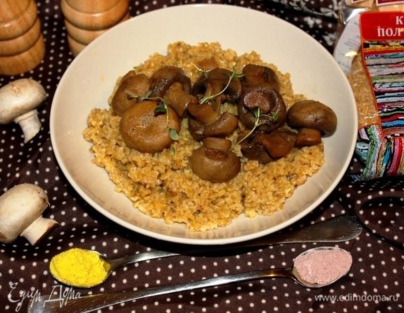 По готовности выложить на блюдо крупу, сверху положить грибы (их можно подогреть предварительно), украсить, по желанию, свежим тимьяном и сбрызнуть оливковым маслом. Приятного аппетита! Buon appetito! 