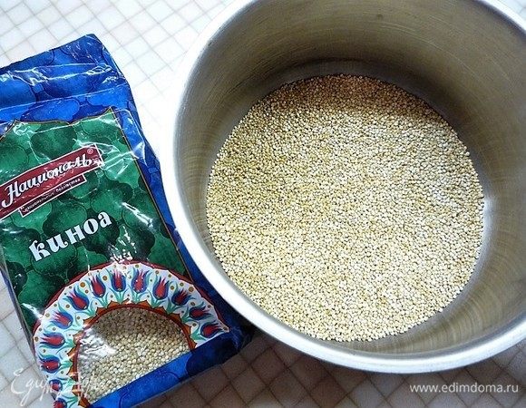 Киноа ТМ «Националь» промываем и заливаем холодной водой на 1-2 см выше уровня крупы, слегка солим, ставим на средний огонь и варим 15 минут до выкипания воды, не перемешивая и не накрывая крышкой.