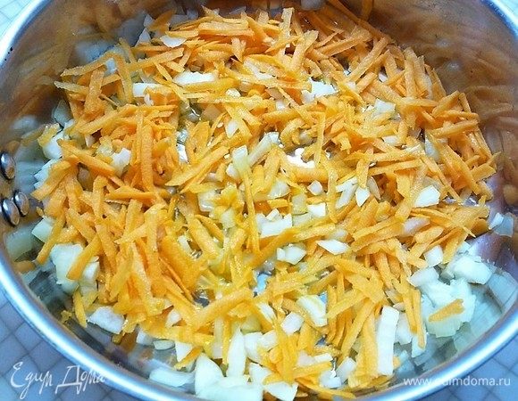 На сковороде раскаляем растительное масло и обжариваем до мягкости мелко нарезанный лук и натертую на крупной терке морковь.