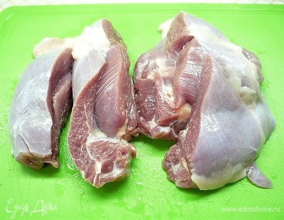 Для начинки я взяла бедро индейки, именно эта часть нежнее, сочнее и идеально подходит для фарша.