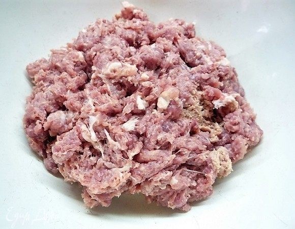 Бедро индейки промываем, нарезаем небольшими кусочками и перемалываем в фарш, кусочки жира не снимаем, так фарш сочнее получается.