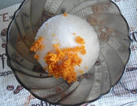 Отмерить сахар, снять цедру с 4 мандаринов (только яркую часть) и смешать все в миске. Оставить на 10 минут.