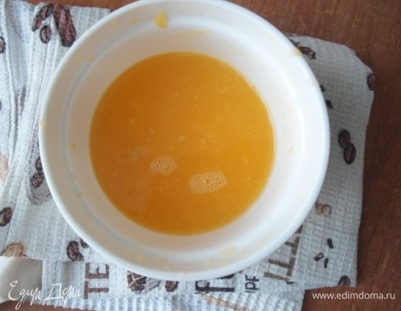 Из мандаринов выжать сок. Нужно 125 мл сока. Каждый раз у меня уходит разное количество мандаринов, все зависит от их величины и сочности. Так что возьмите про запас пару штук.